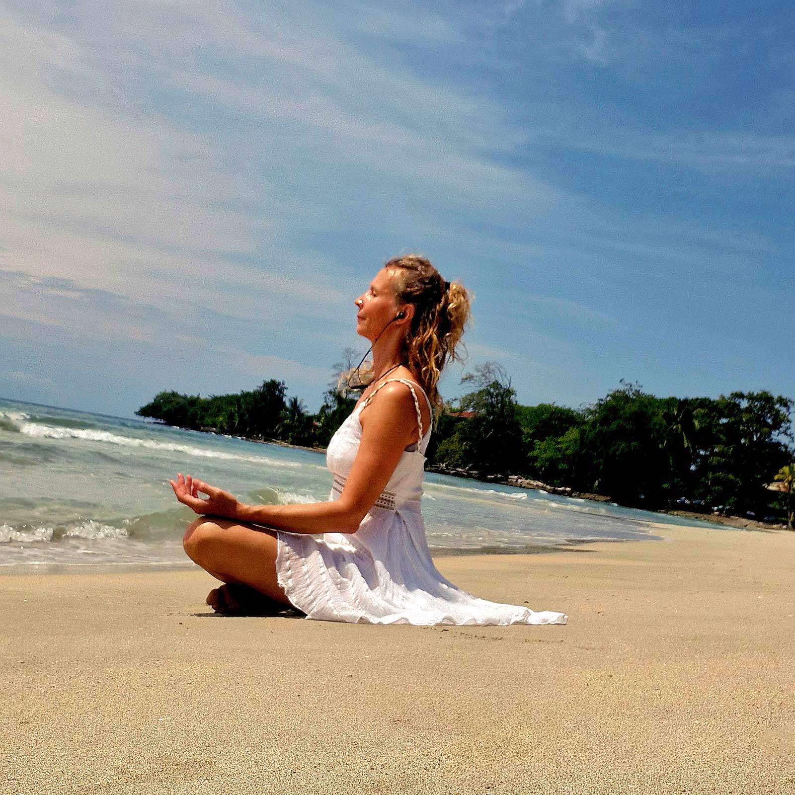 Liv Wach in Meditation am Meer